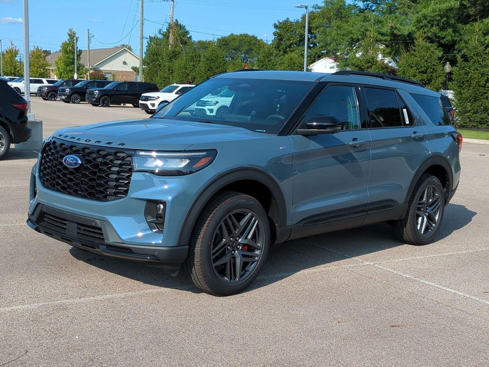 2025 Ford Explorer ST-Line photo 2