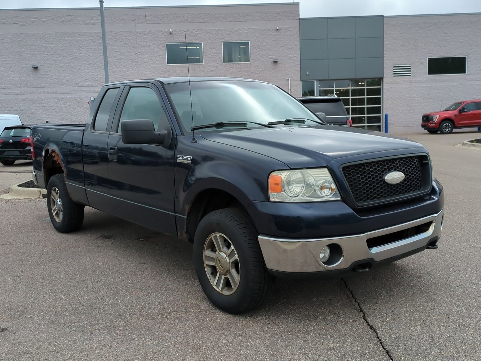 Used 2006 Ford F-150 XLT with VIN 1FTPX14566FB21241 for sale in Waterford, MI