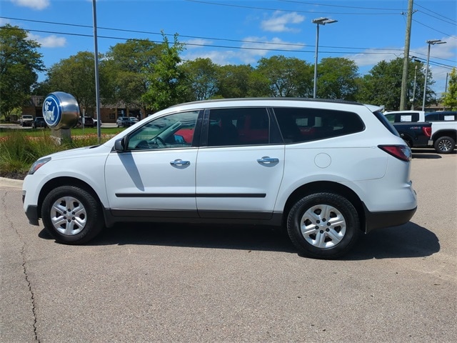 Used 2016 Chevrolet Traverse LS with VIN 1GNKRFKD1GJ308484 for sale in Waterford, MI