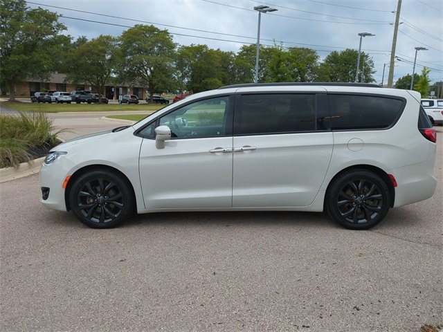 Used 2019 Chrysler Pacifica Limited with VIN 2C4RC1GG1KR589611 for sale in Waterford, MI