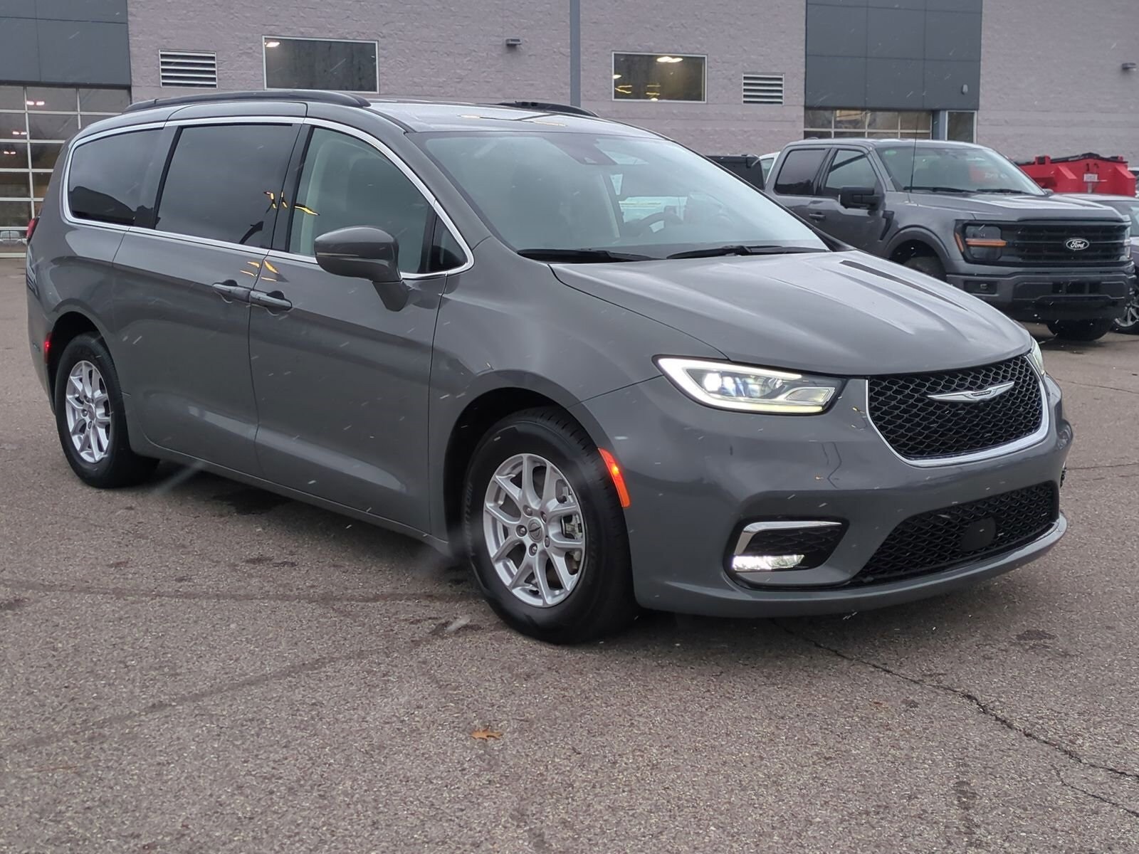 2022 Chrysler Pacifica Touring L photo 2