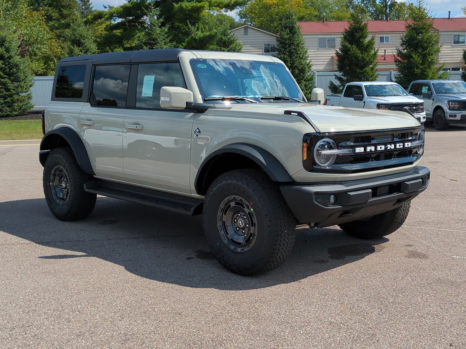 2025 Ford Bronco Outer Banks photo 2