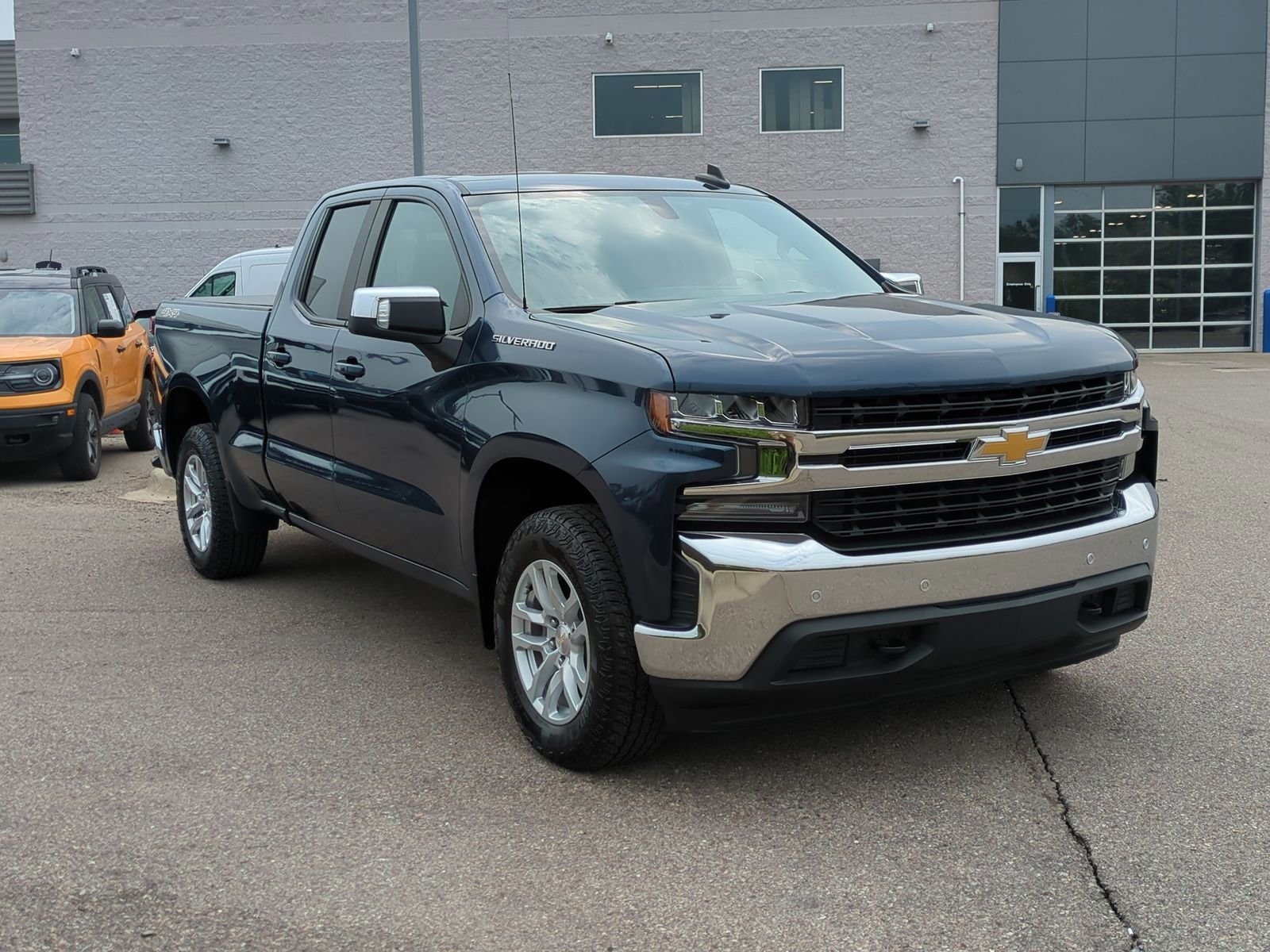 Used 2019 Chevrolet Silverado 1500 LT with VIN 1GCRYDED0KZ261680 for sale in Waterford, MI
