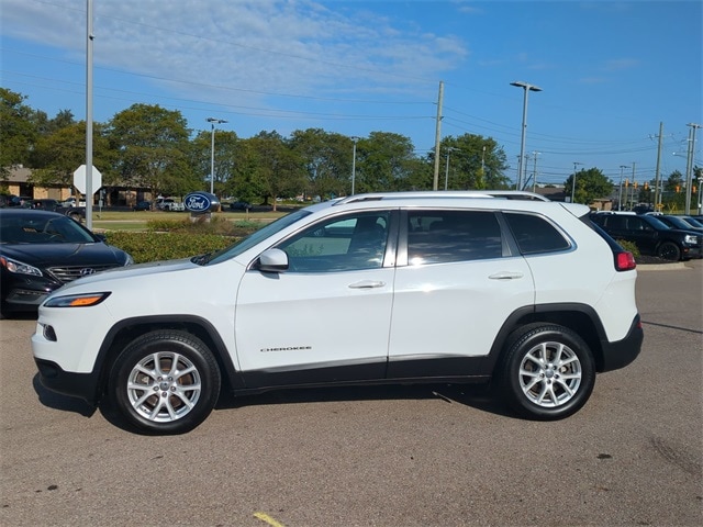 Used 2015 Jeep Cherokee Latitude with VIN 1C4PJMCS3FW794742 for sale in Waterford, MI