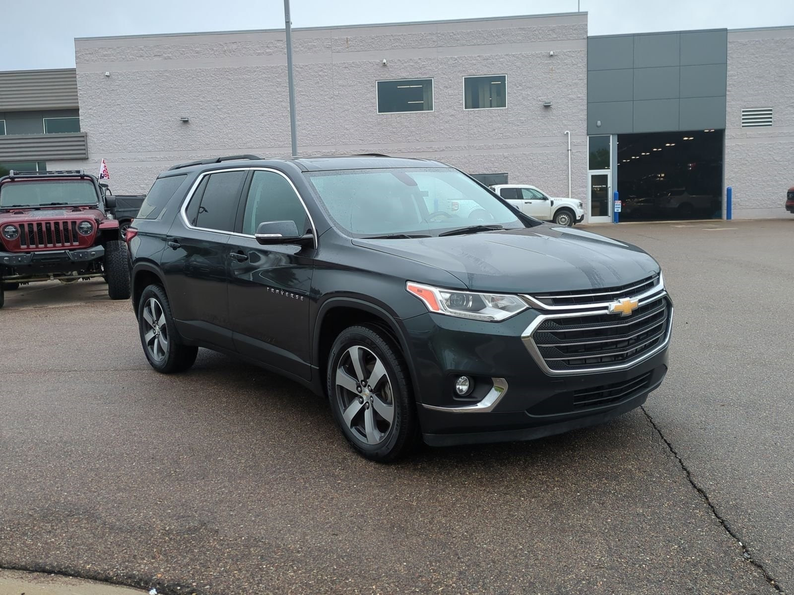 Used 2019 Chevrolet Traverse 3LT with VIN 1GNERHKW0KJ120607 for sale in Waterford, MI