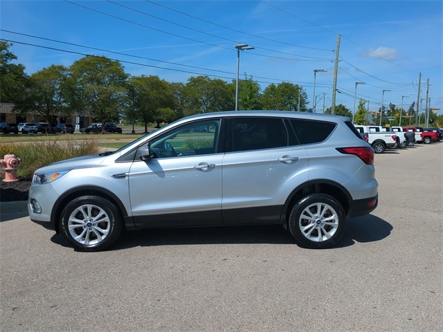 Used 2019 Ford Escape SE with VIN 1FMCU9GD3KUA53233 for sale in Waterford, MI