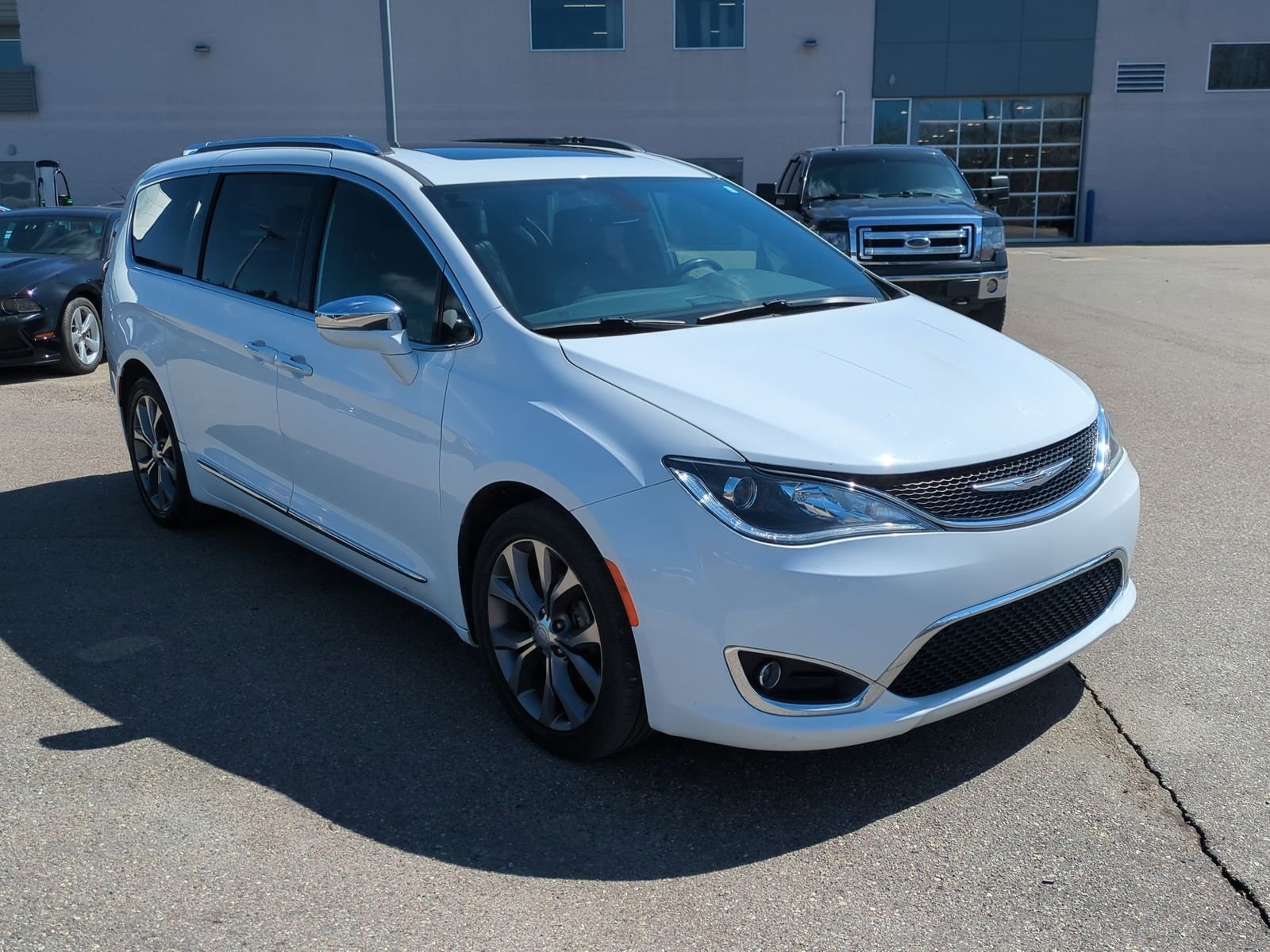 Used 2020 Chrysler Pacifica Limited with VIN 2C4RC1GG8LR118153 for sale in Waterford, MI