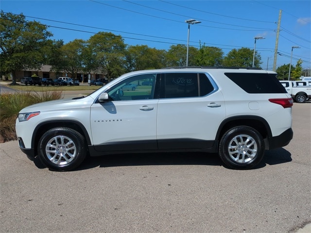 Used 2019 Chevrolet Traverse 1LT with VIN 1GNERGKW6KJ302628 for sale in Waterford, MI