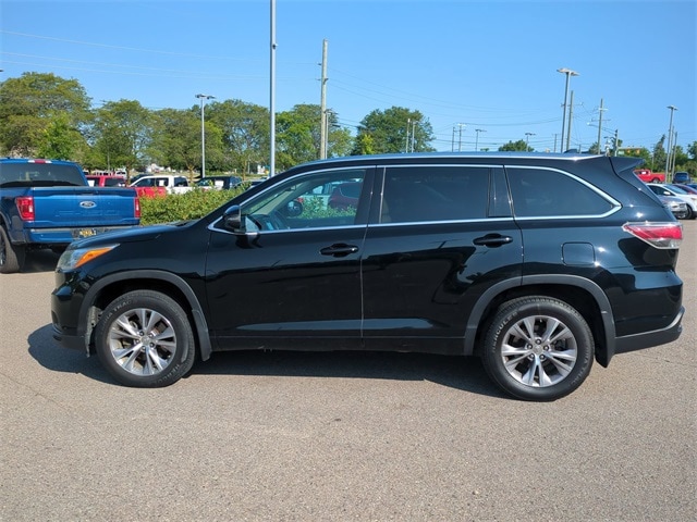 Used 2015 Toyota Highlander XLE with VIN 5TDJKRFH2FS164663 for sale in Waterford, MI