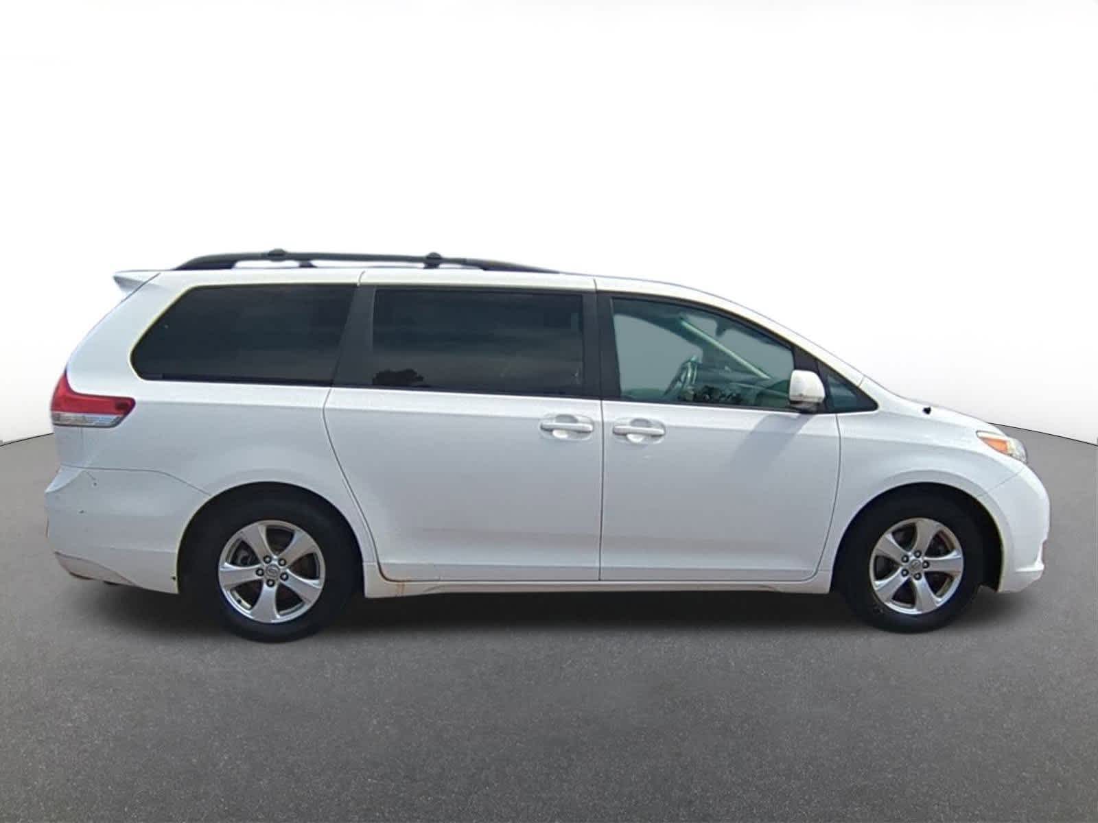 Thumbnail: 2011 Toyota Sienna - 7