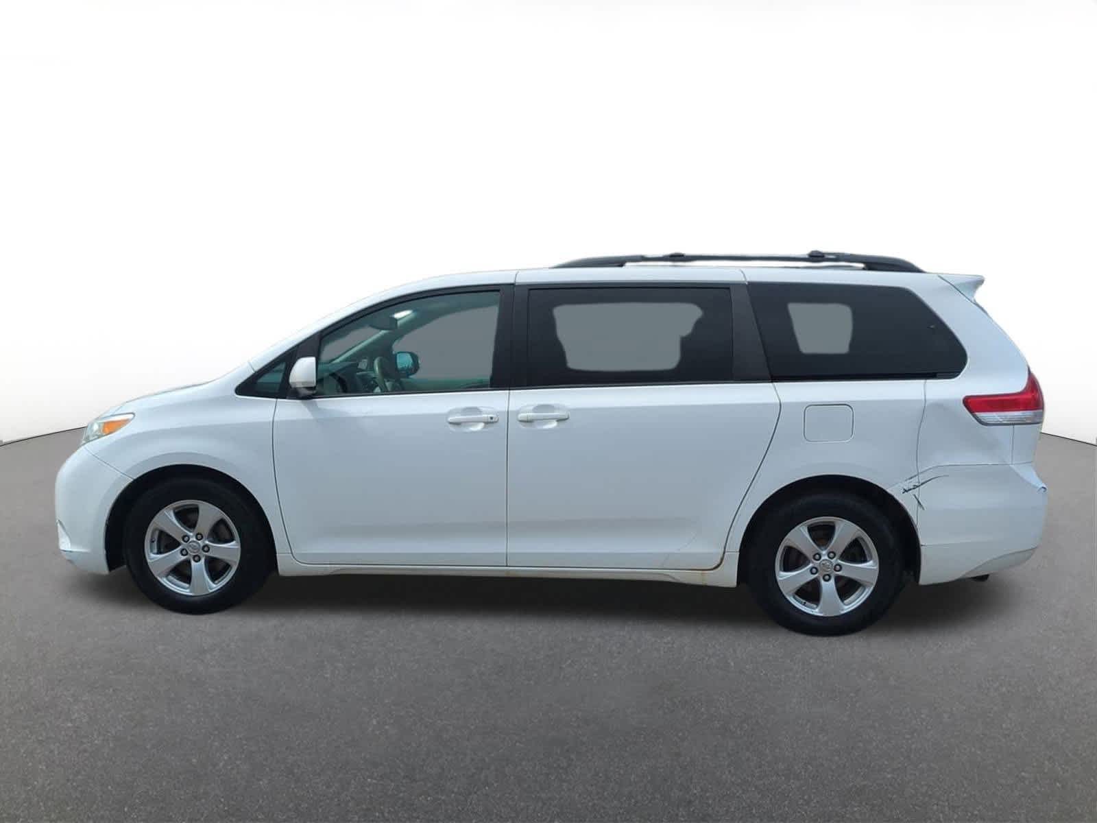 Thumbnail: 2011 Toyota Sienna - 3