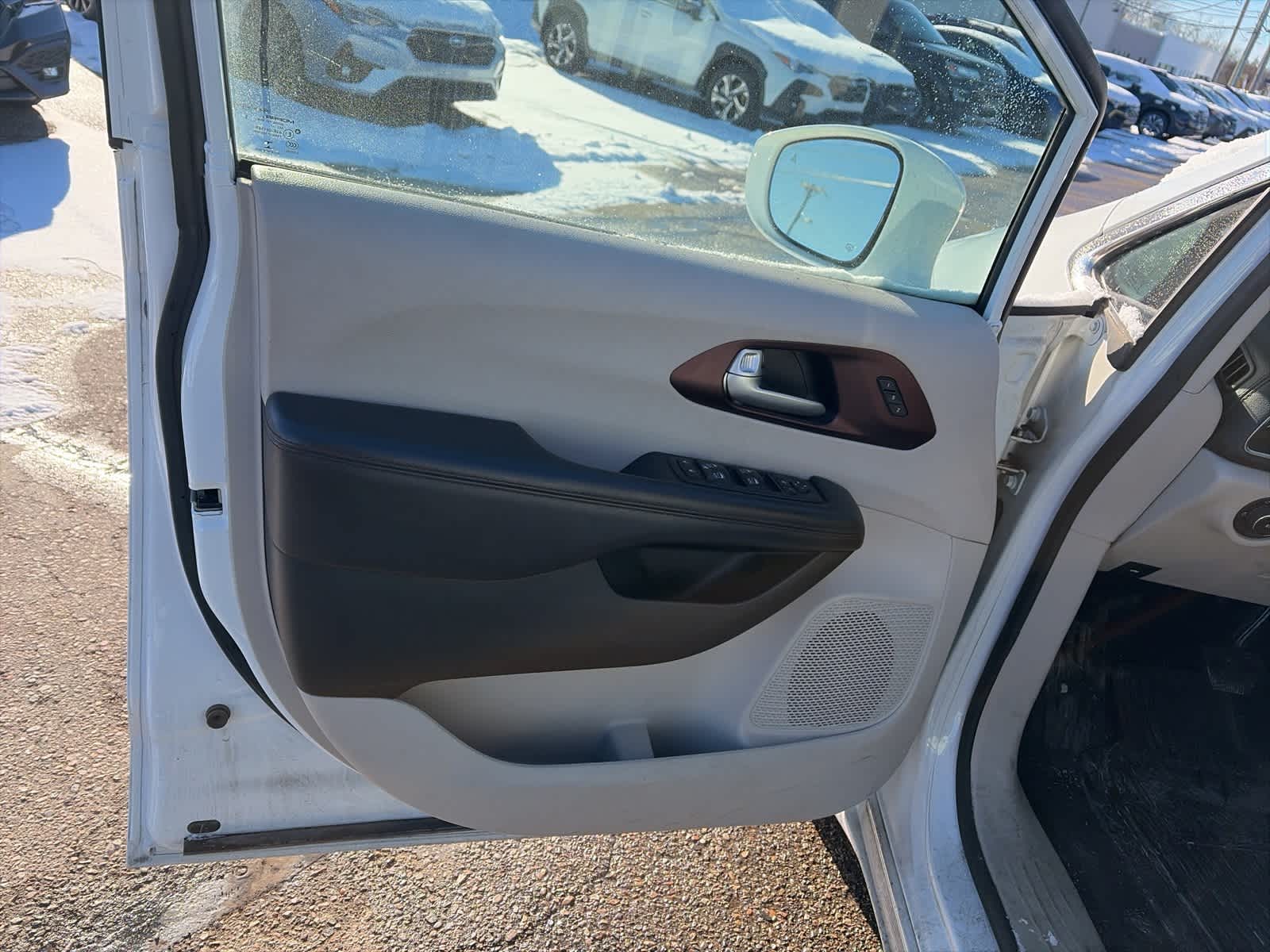 Thumbnail: 2018 Chrysler Pacifica - 15