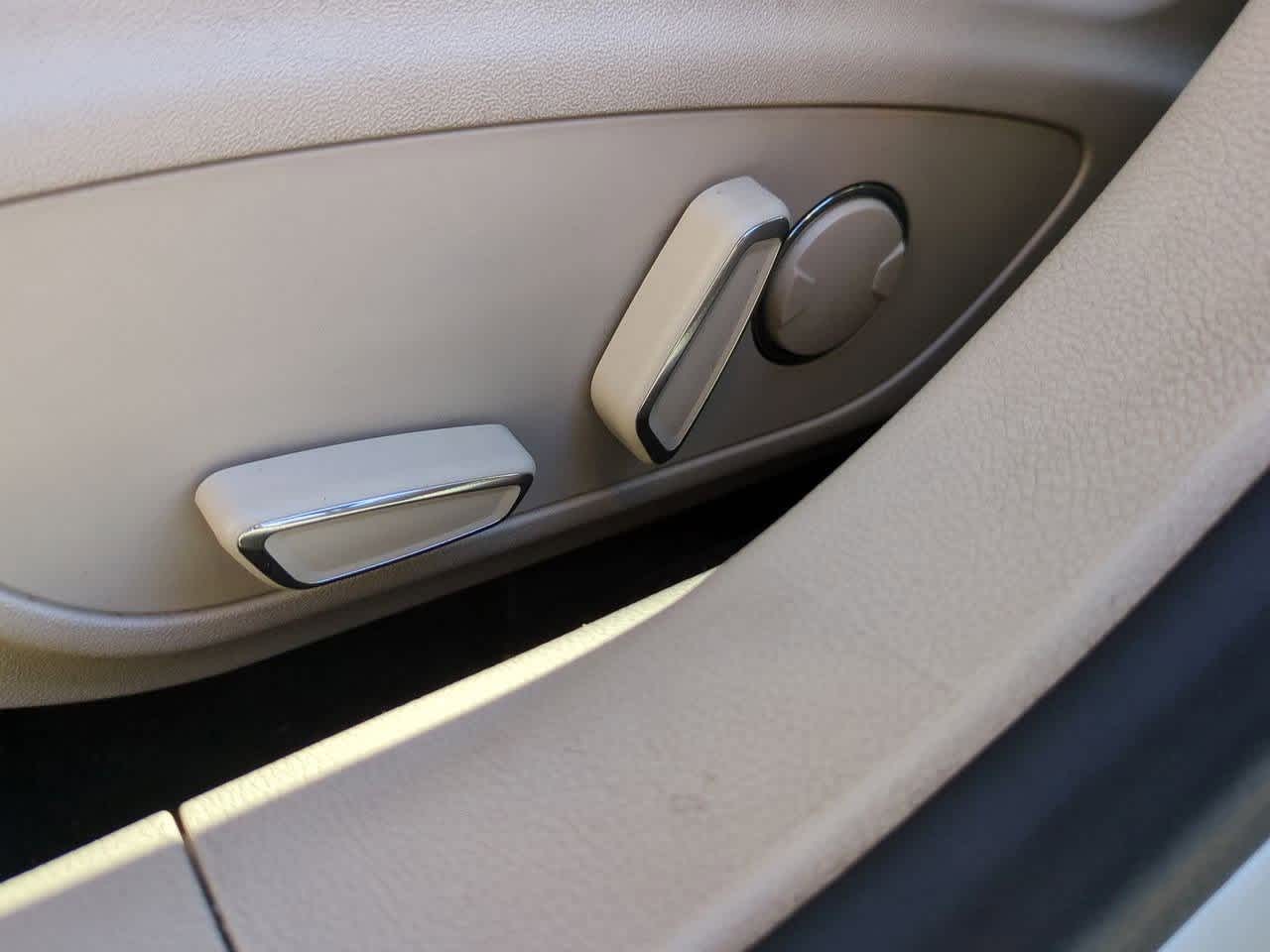 Thumbnail: 2016 Lincoln MKZ - 16