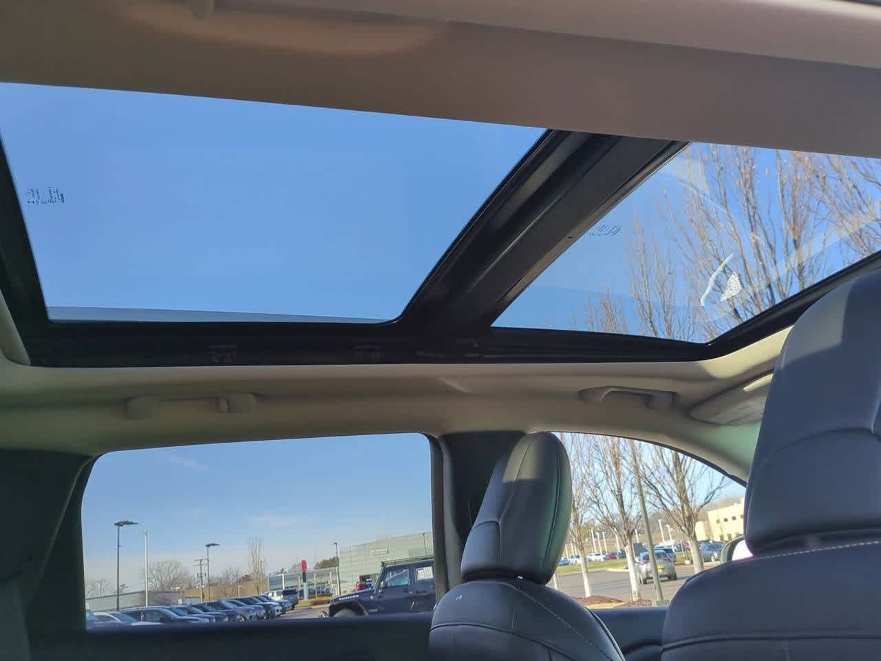 Thumbnail: 2017 Jeep Cherokee - 21