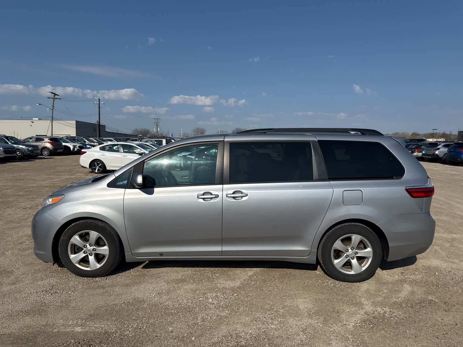 Thumbnail: 2017 Toyota Sienna - 12