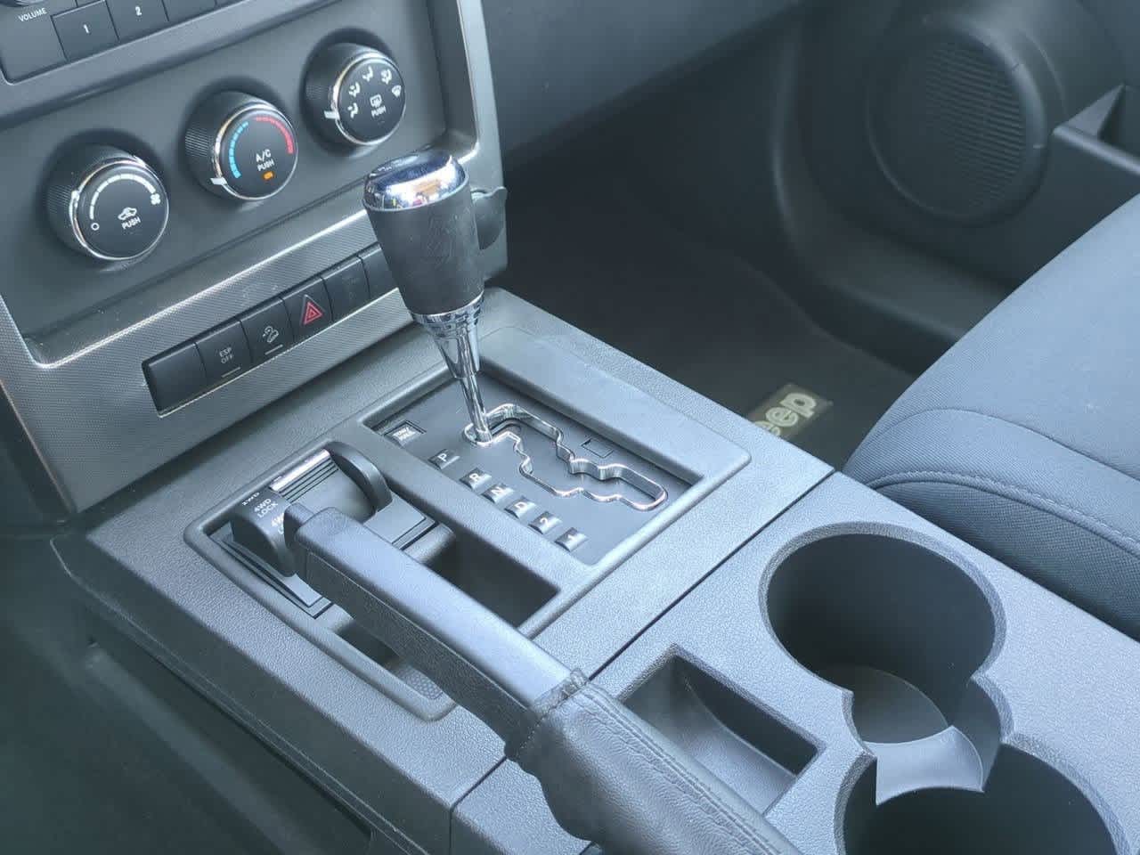 Thumbnail: 2010 Jeep Liberty - 27