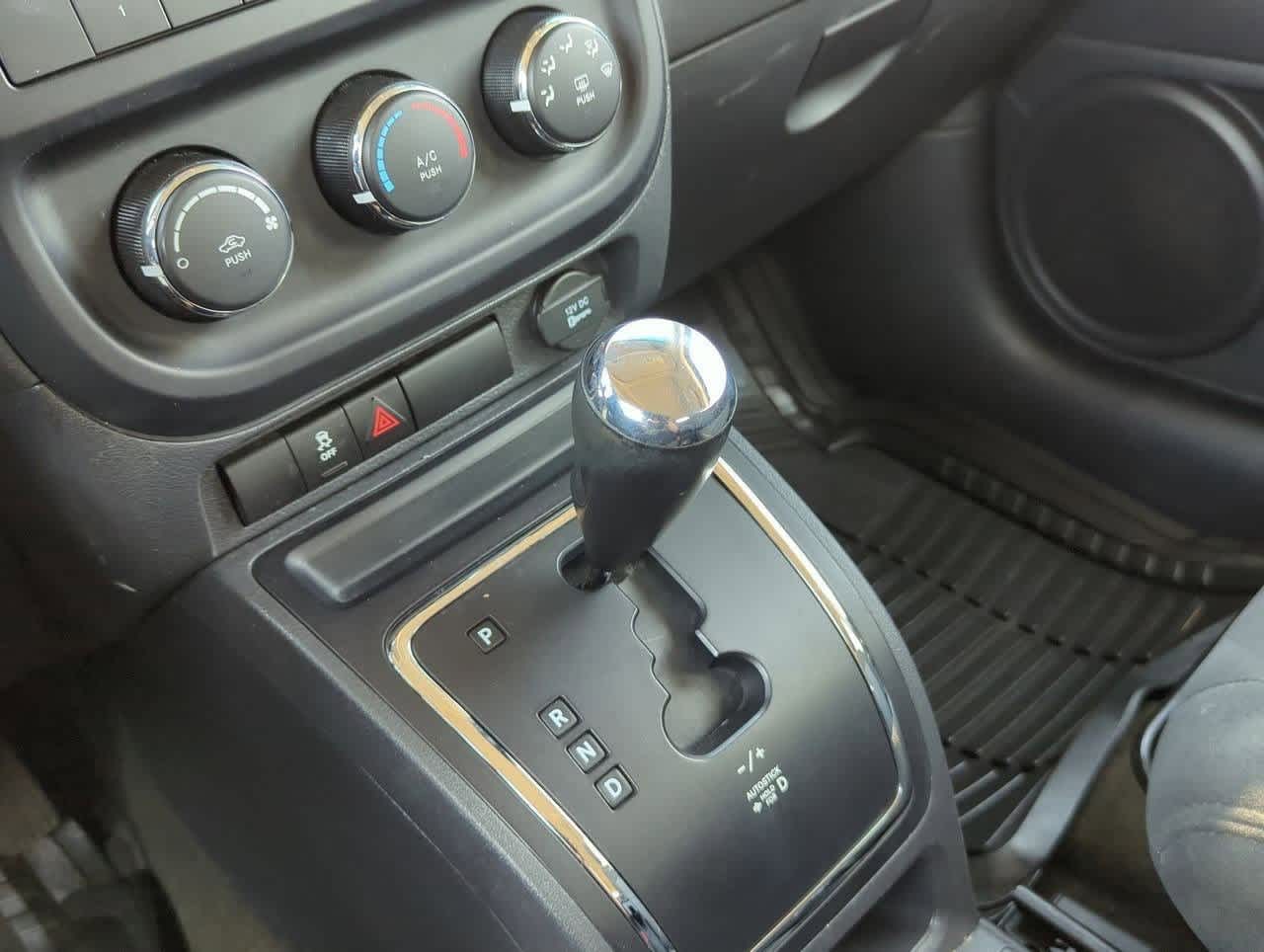 Thumbnail: 2016 Jeep Patriot - 28
