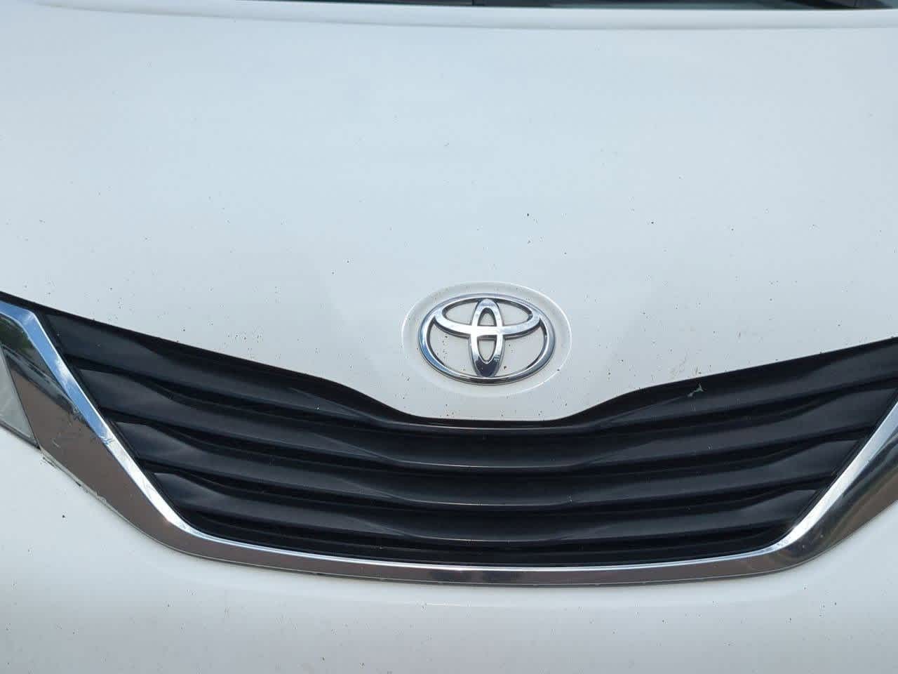Thumbnail: 2011 Toyota Sienna - 10