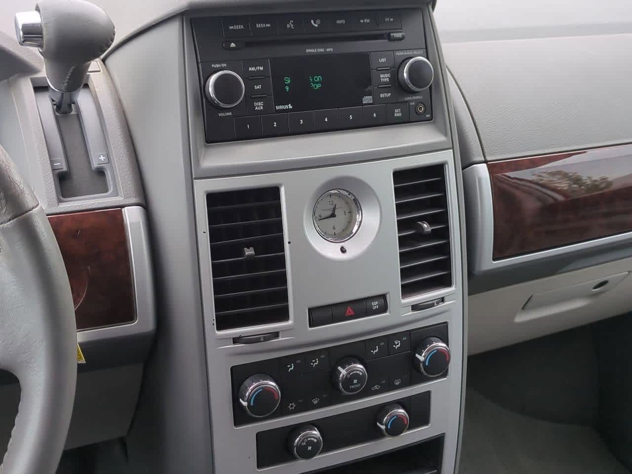 Thumbnail: 2009 Chrysler Town & Country - 24