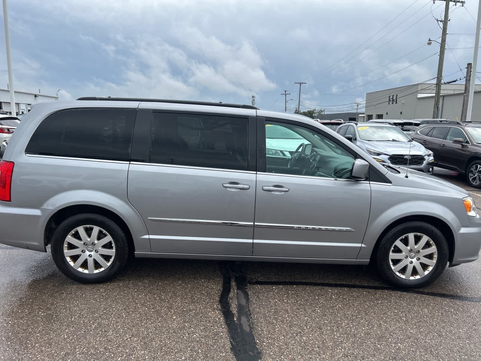 Thumbnail: 2016 Chrysler Town & Country - 5