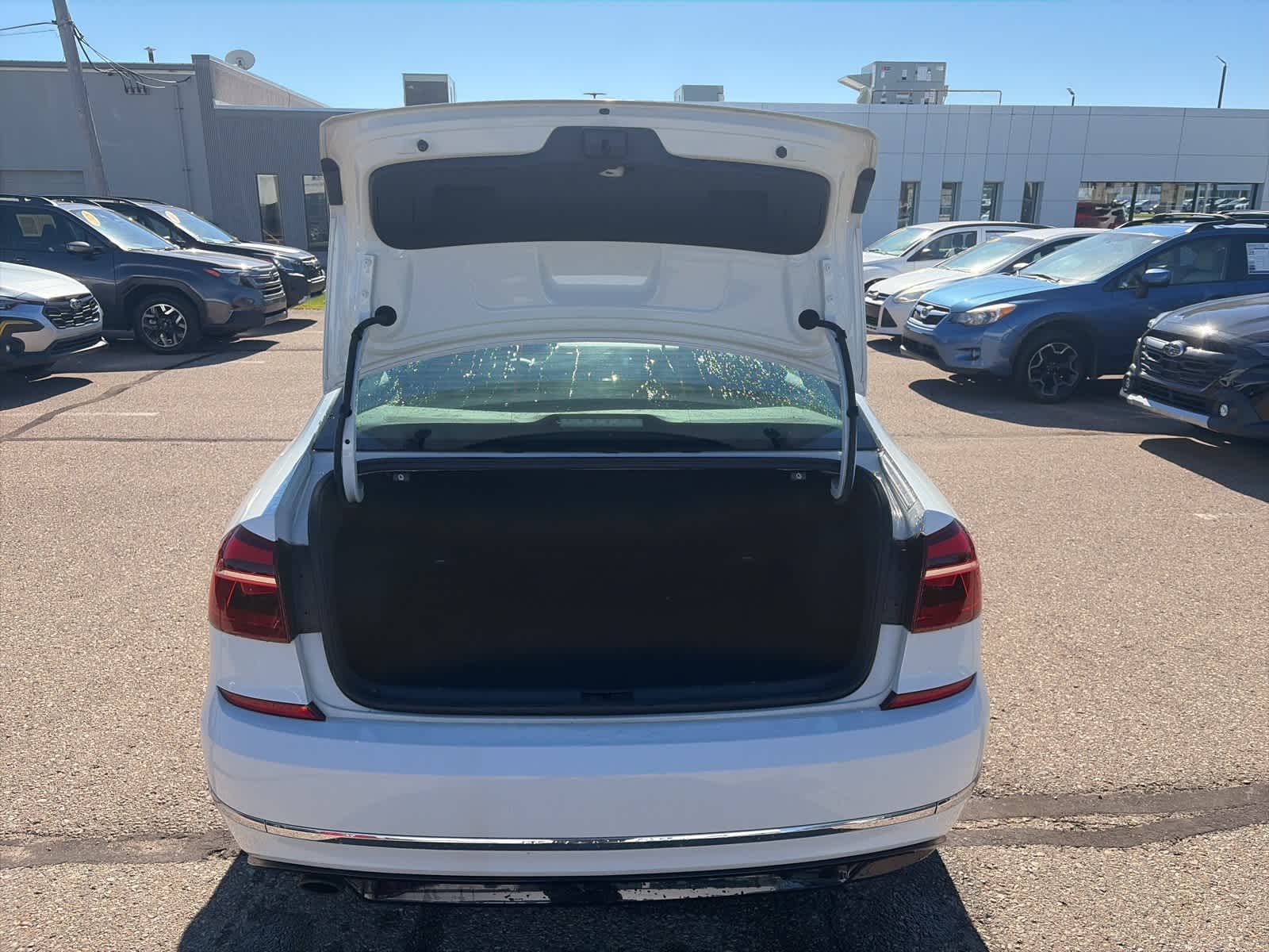 Thumbnail: 2018 Volkswagen Passat - 16