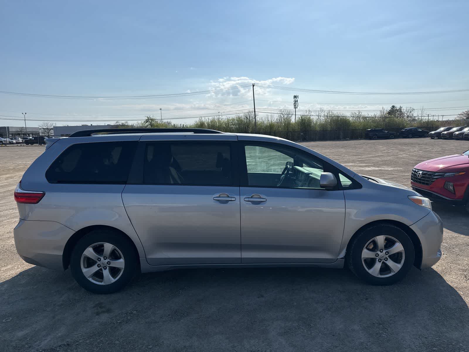 Thumbnail: 2017 Toyota Sienna - 9