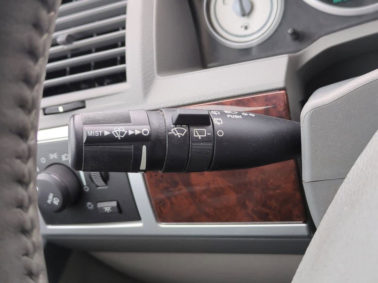 Thumbnail: 2009 Chrysler Town & Country - 22