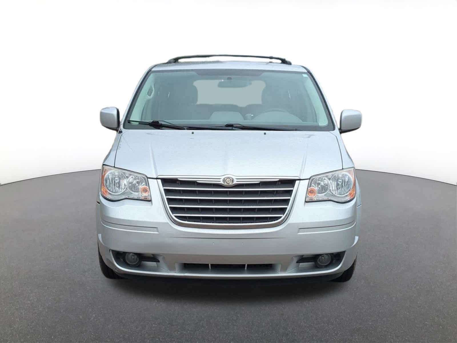 Thumbnail: 2009 Chrysler Town & Country - 9