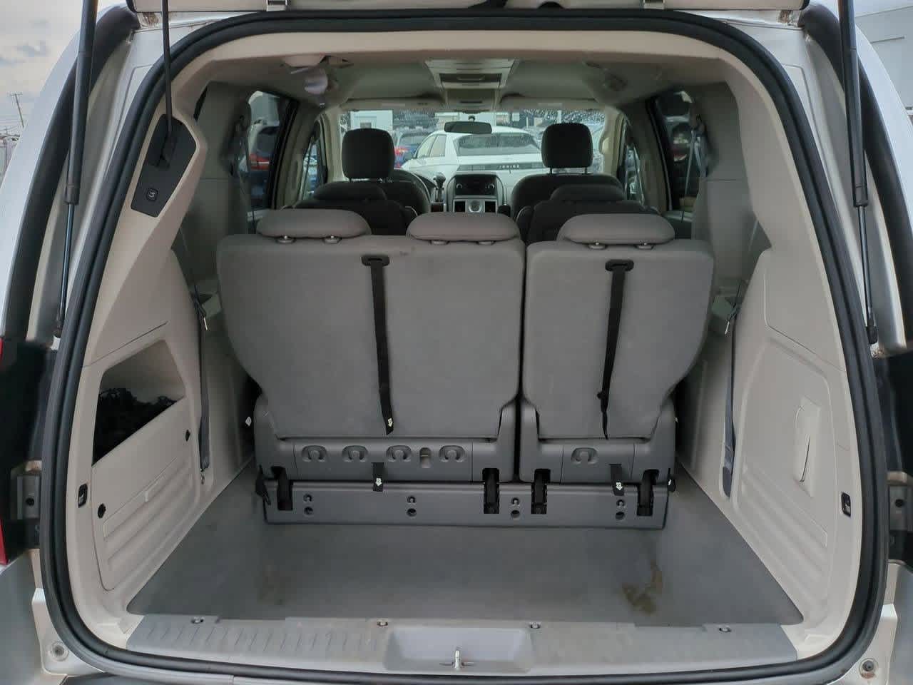 Thumbnail: 2009 Chrysler Town & Country - 28