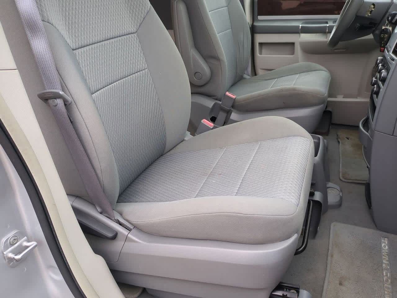 Thumbnail: 2009 Chrysler Town & Country - 20