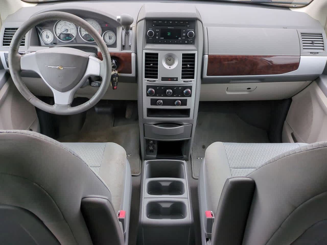 Thumbnail: 2009 Chrysler Town & Country - 14