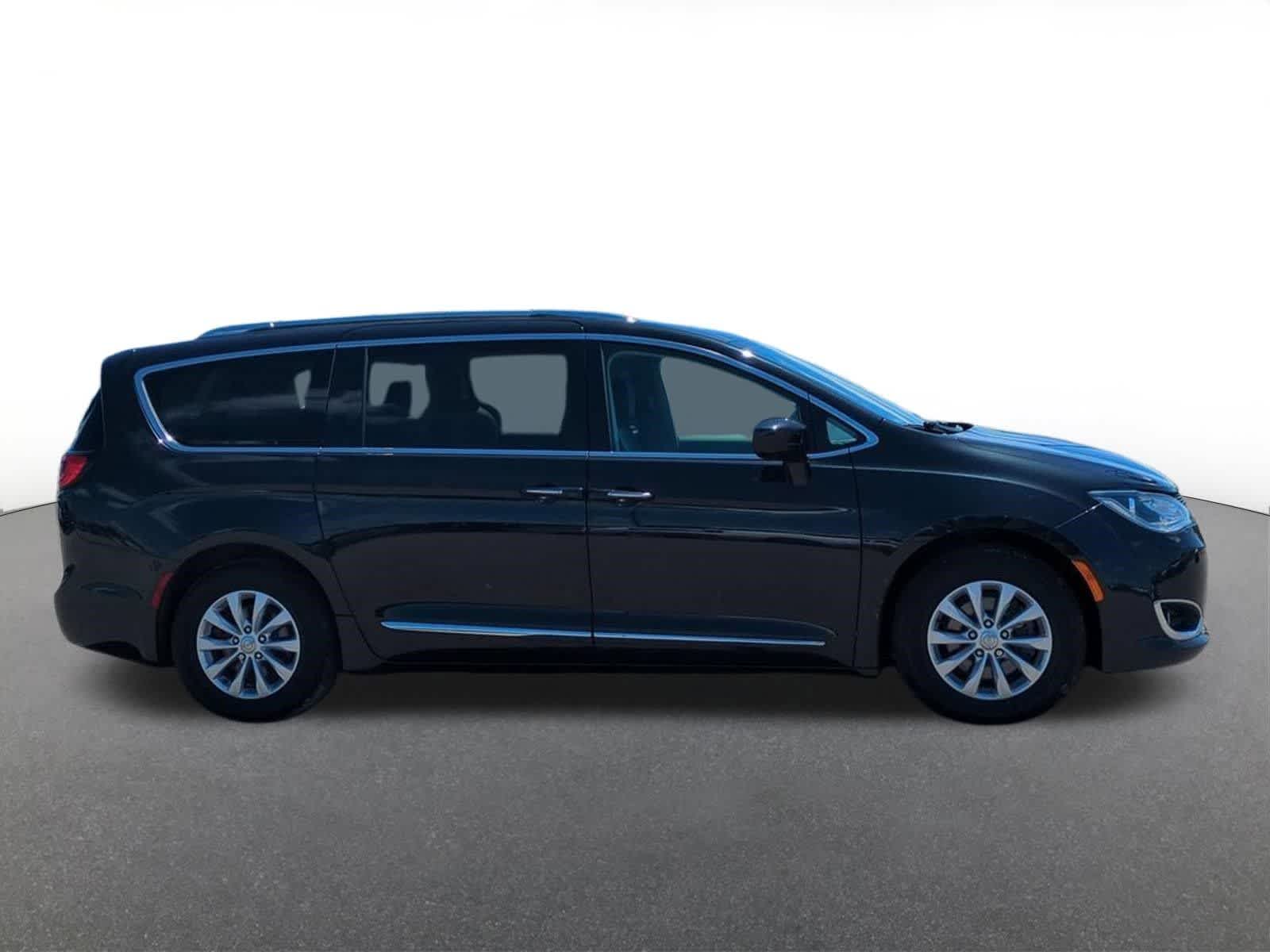 Thumbnail: 2018 Chrysler Pacifica - 7