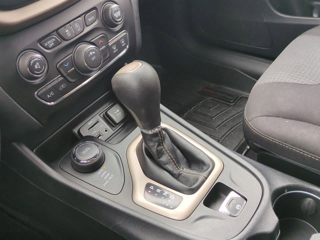 Thumbnail: 2016 Jeep Cherokee - 30