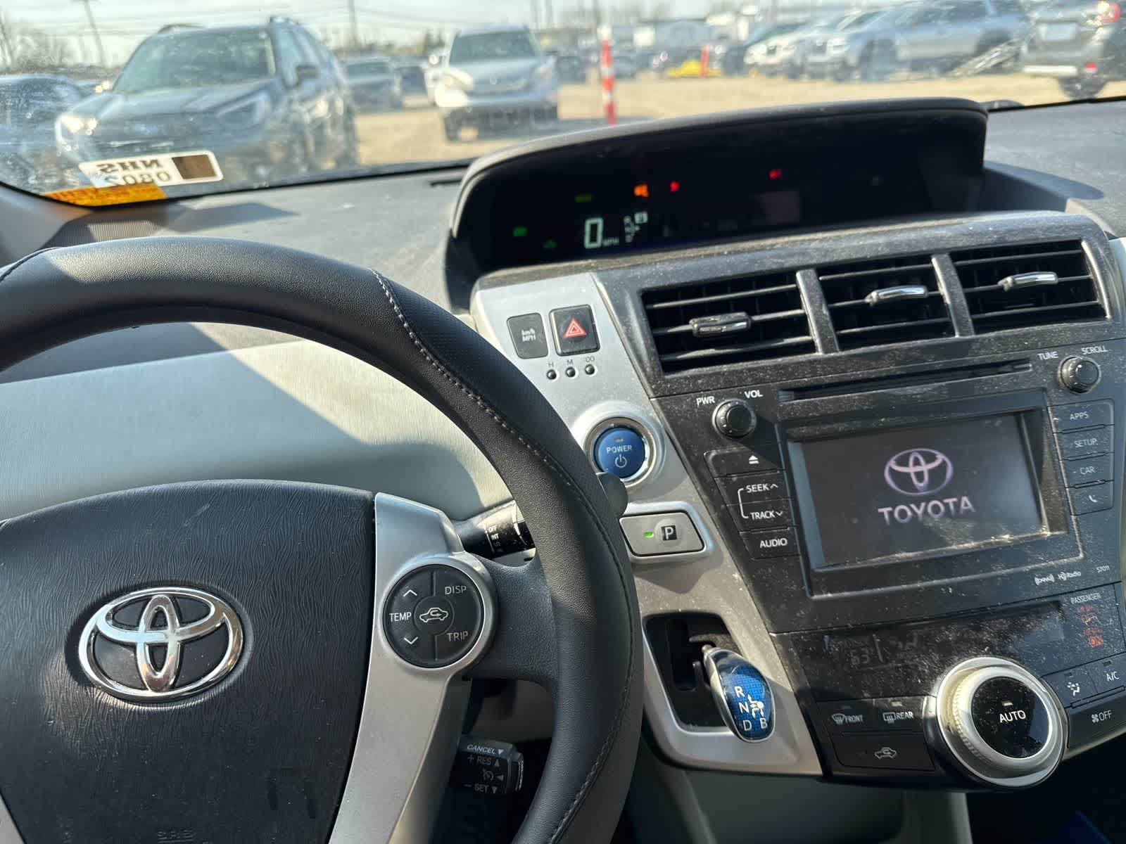 Thumbnail: 2014 Toyota Prius v - 18