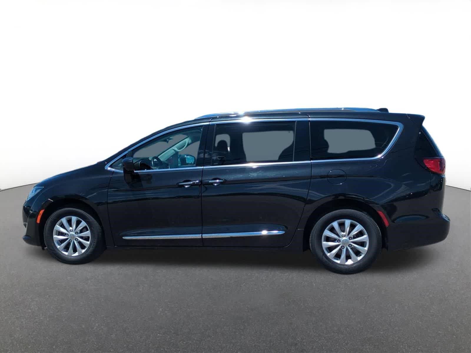Thumbnail: 2018 Chrysler Pacifica - 3