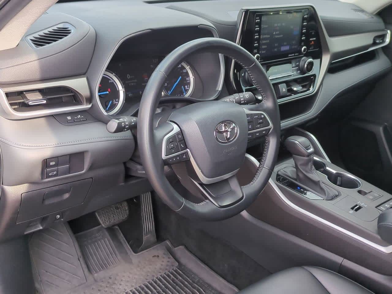 Thumbnail: 2022 Toyota Highlander - 2