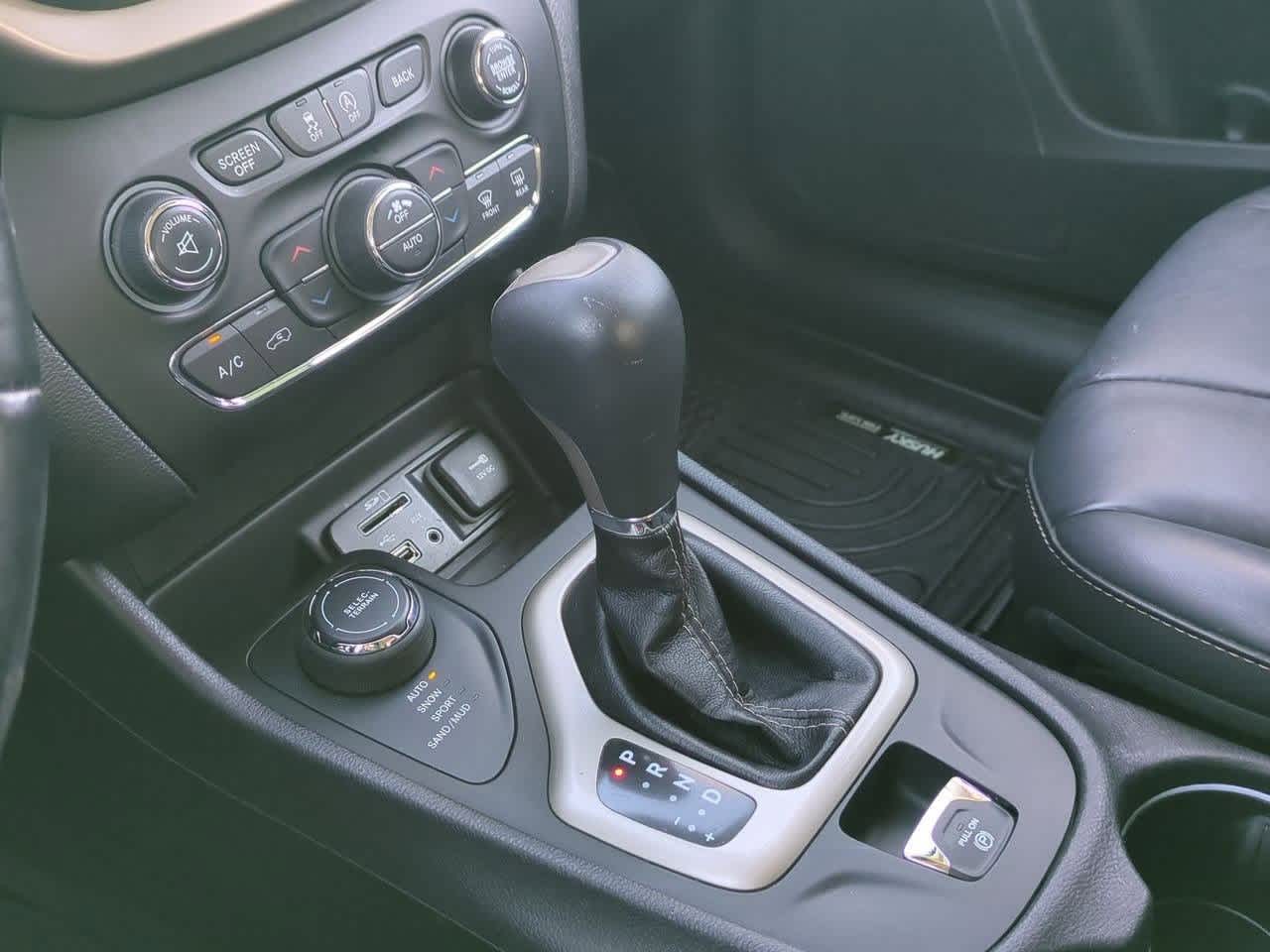 Thumbnail: 2017 Jeep Cherokee - 32