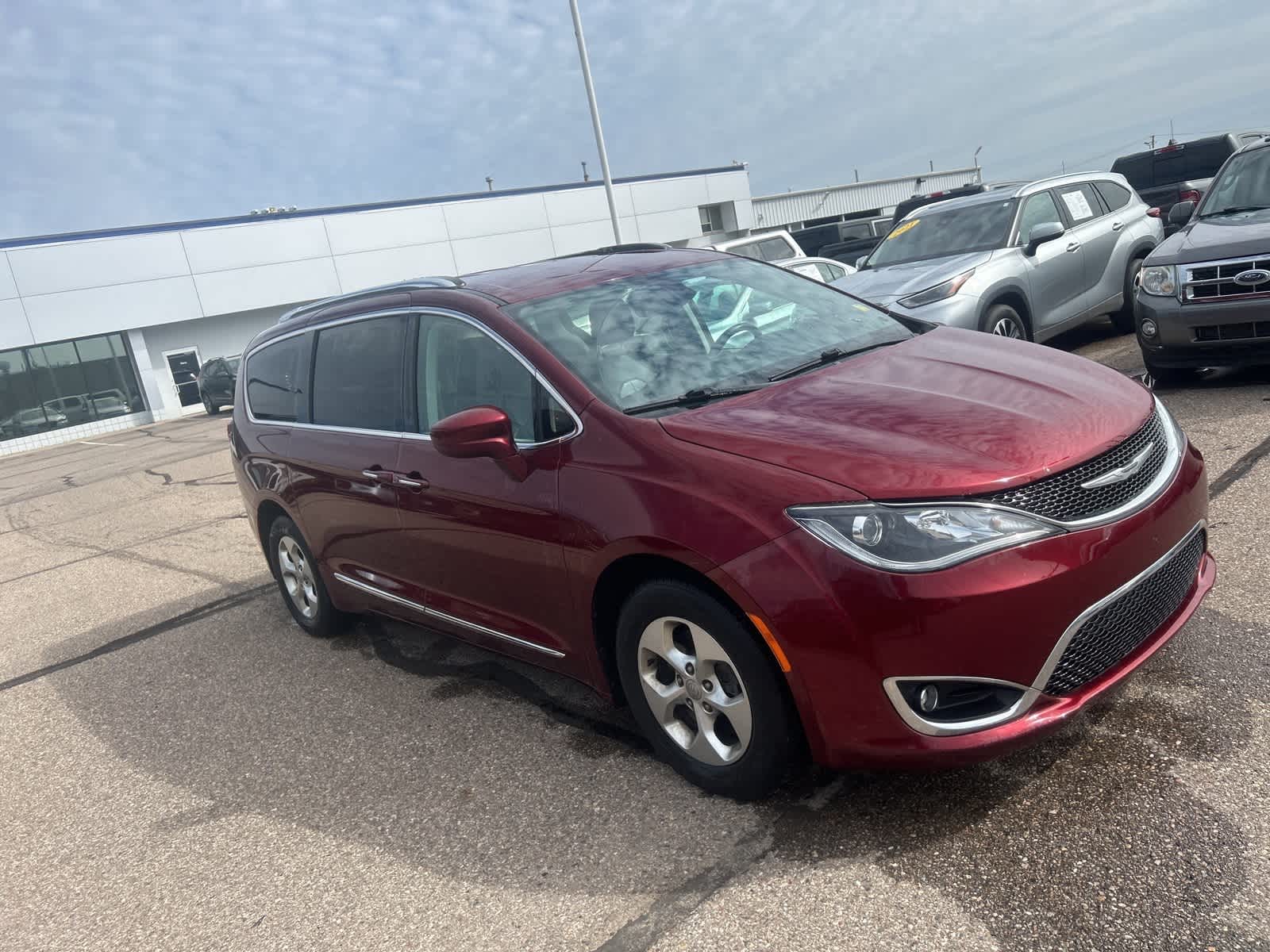 Thumbnail: 2017 Chrysler Pacifica - 4