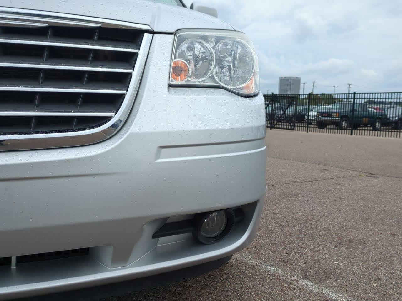 Thumbnail: 2009 Chrysler Town & Country - 10