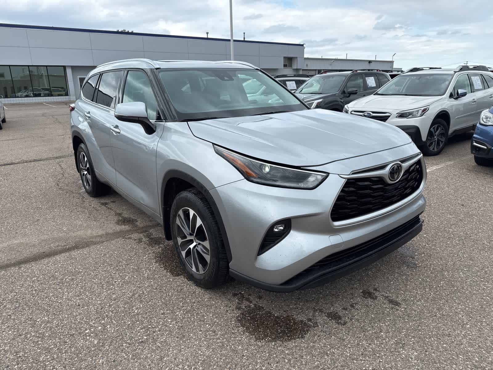 2021 Toyota Highlander XLE photo 4