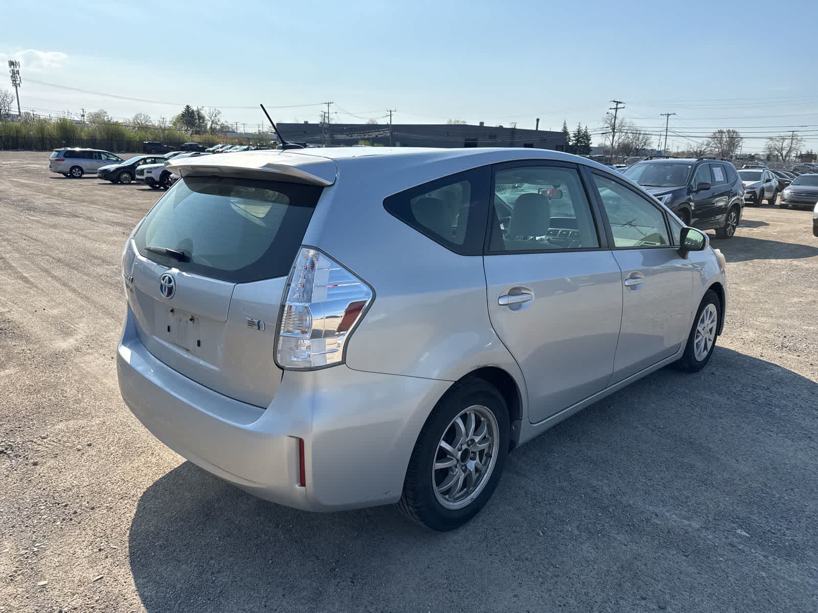 Thumbnail: 2014 Toyota Prius v - 3