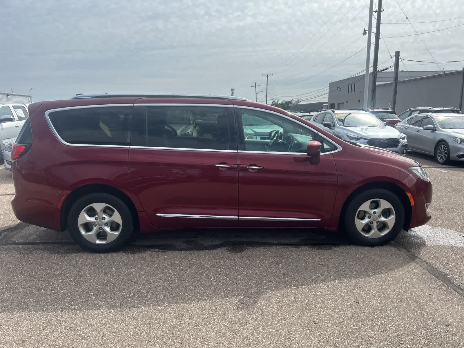 Thumbnail: 2017 Chrysler Pacifica - 5