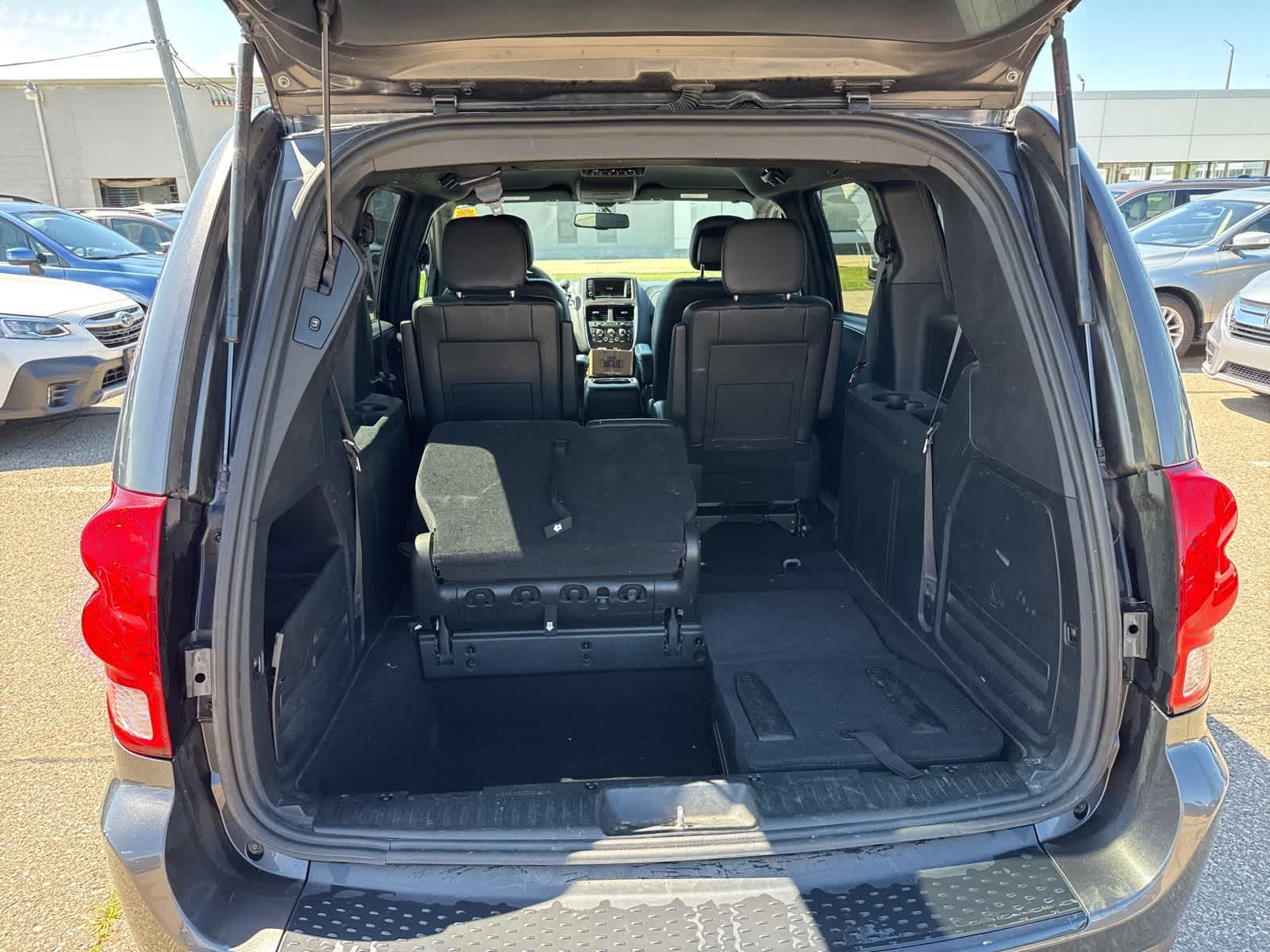 Thumbnail: 2017 Dodge Grand Caravan - 14