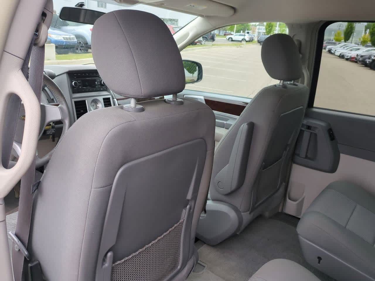 Thumbnail: 2009 Chrysler Town & Country - 17
