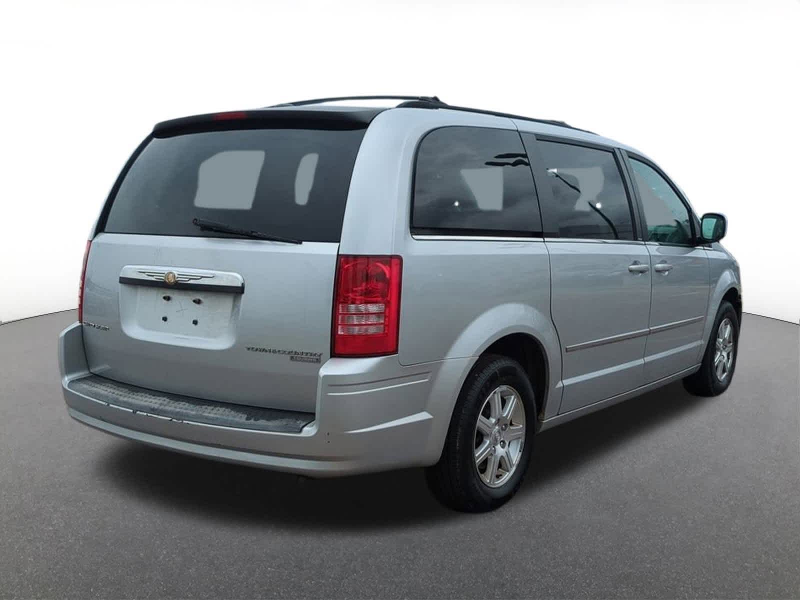 Thumbnail: 2009 Chrysler Town & Country - 6