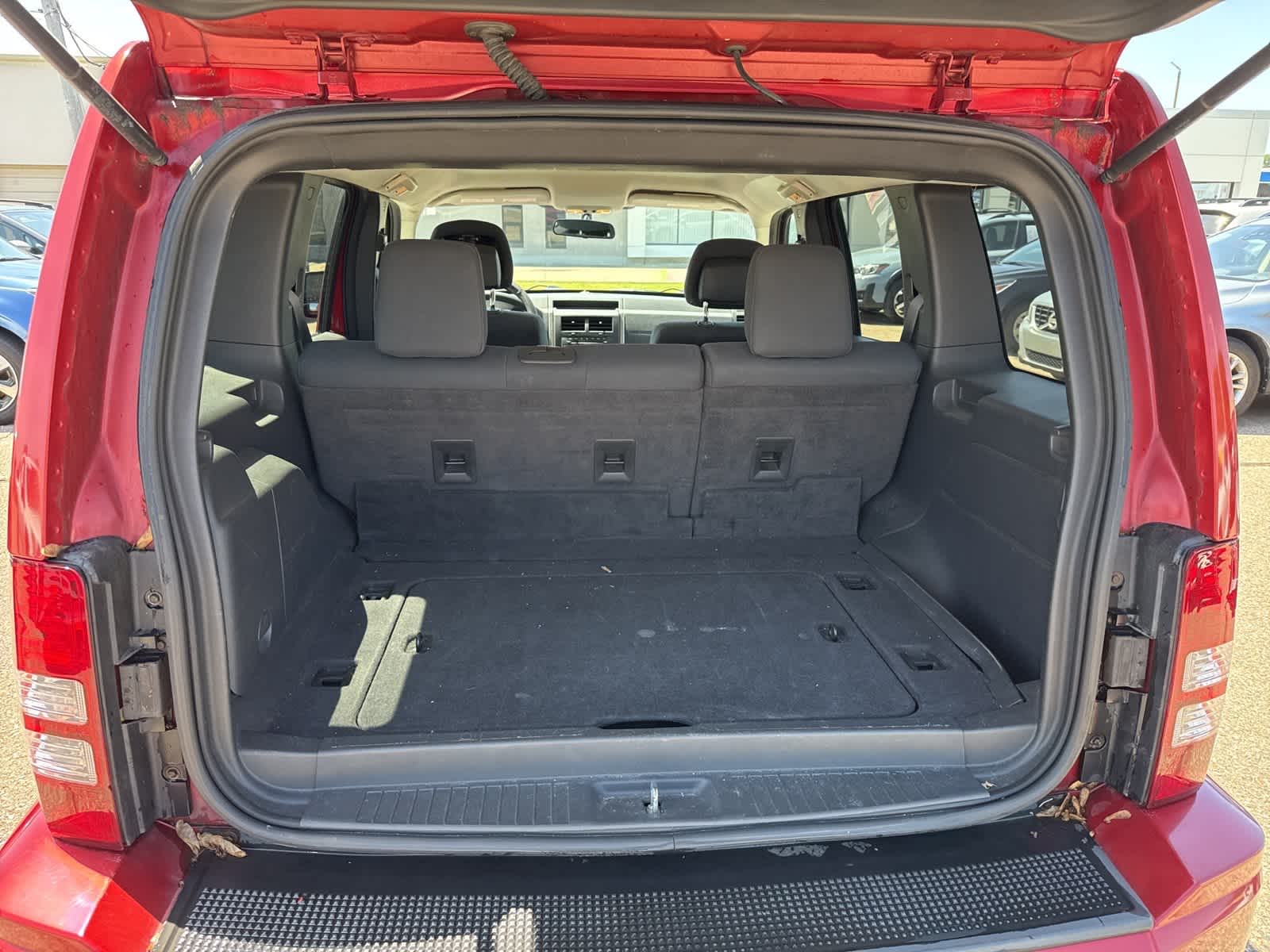 Thumbnail: 2010 Jeep Liberty - 14