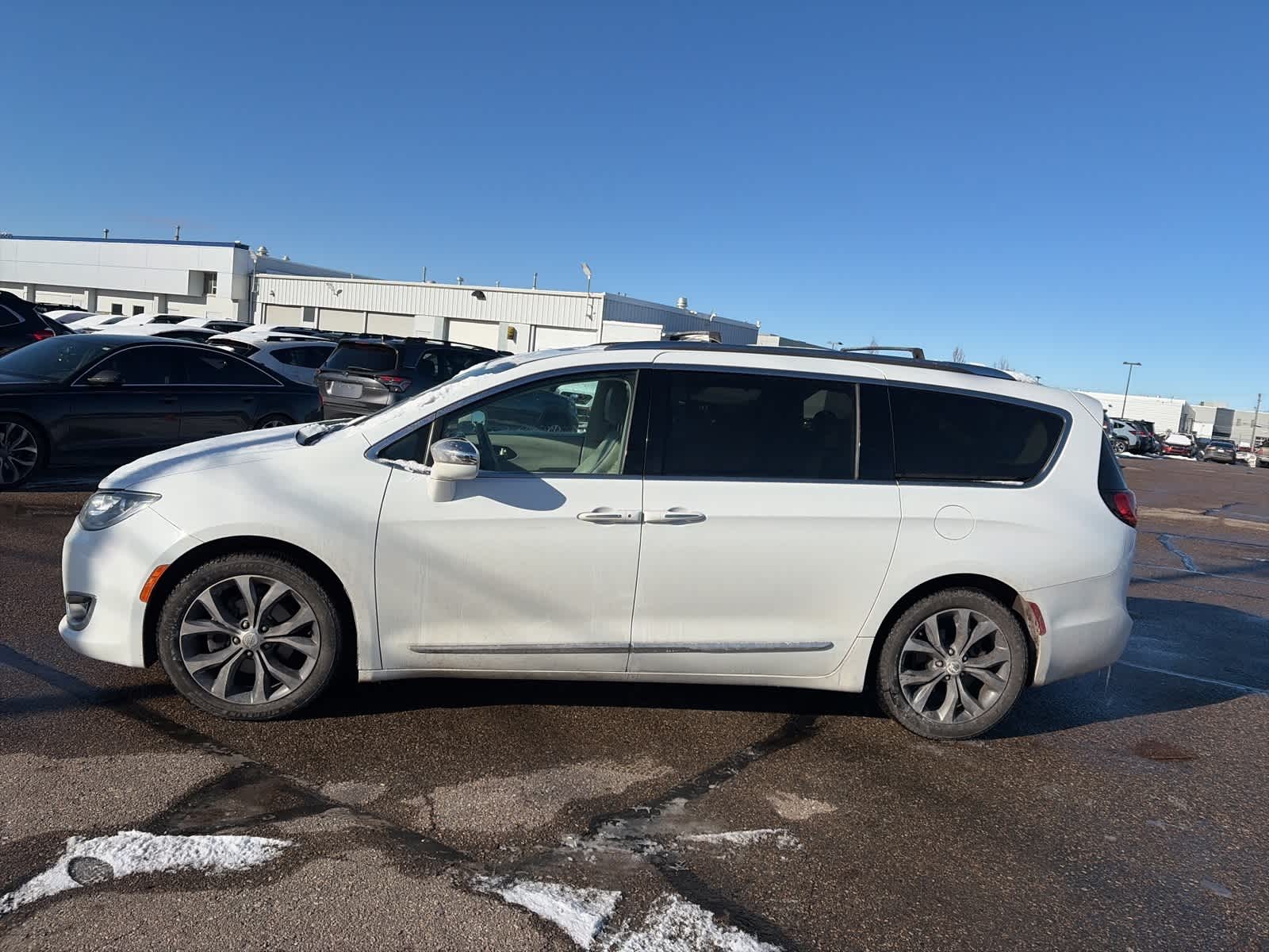 2018 Chrysler Pacifica Limited photo 2