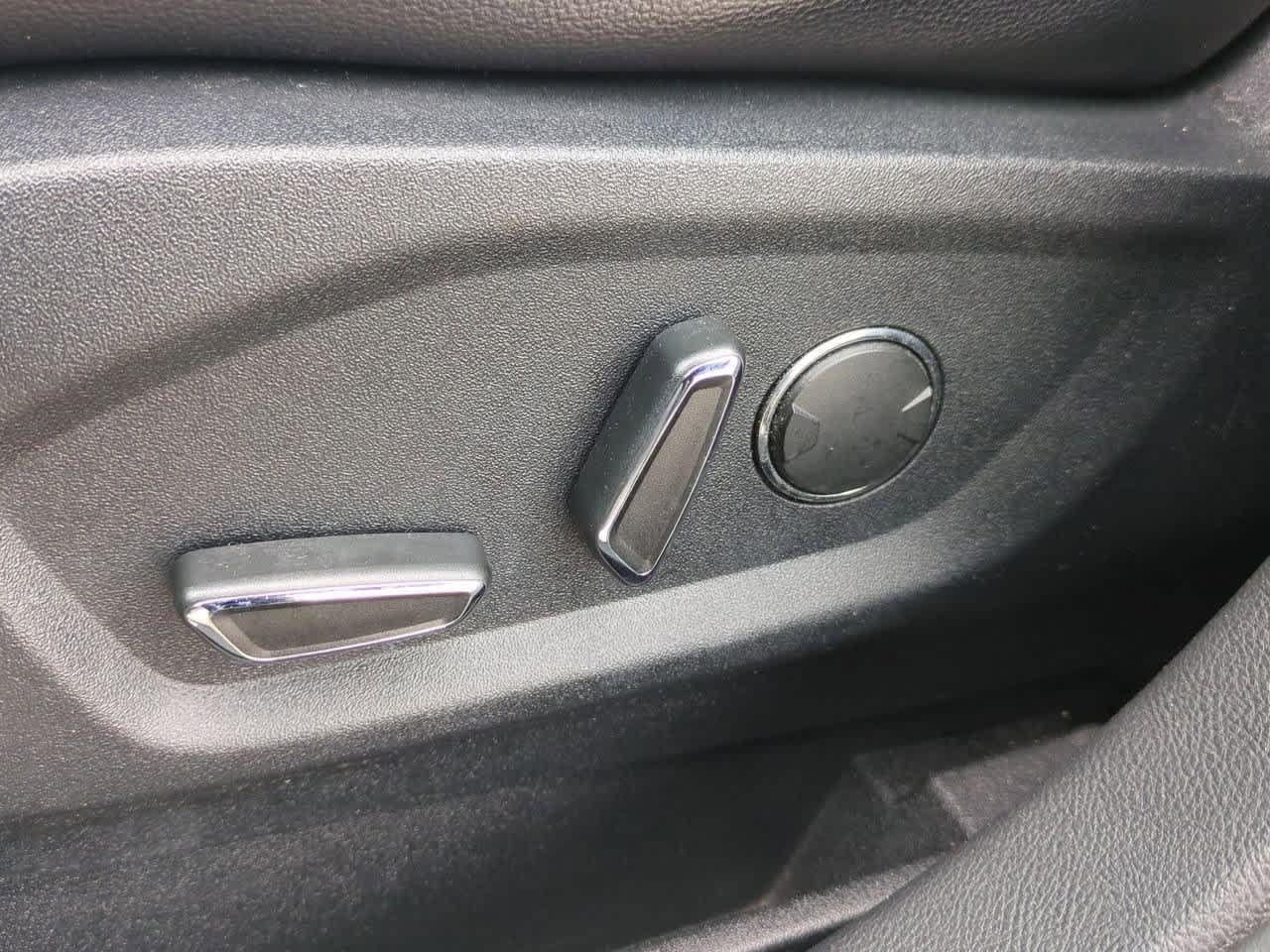 Thumbnail: 2015 Ford Edge - 16