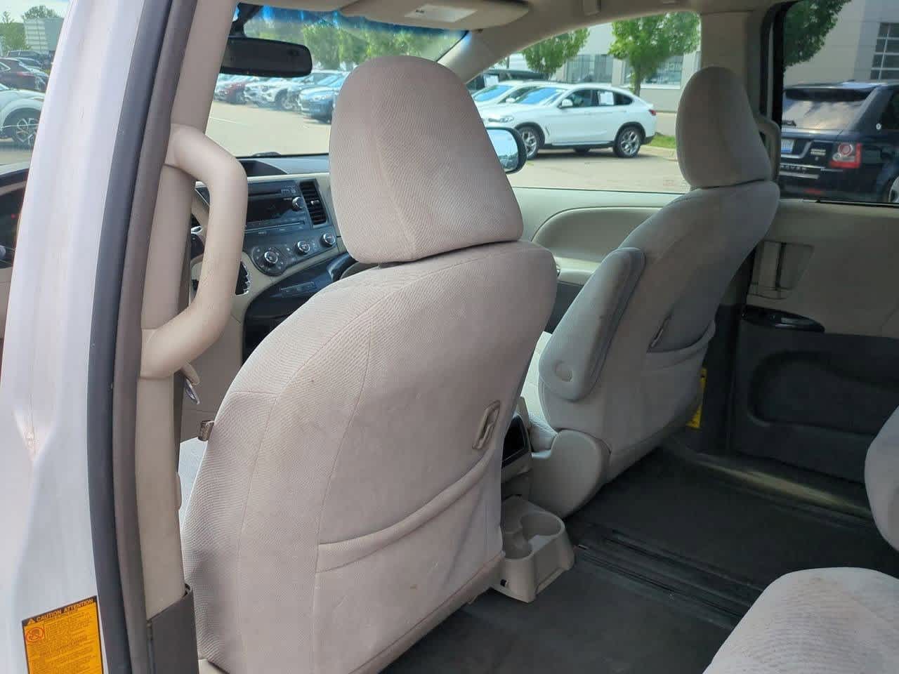 Thumbnail: 2011 Toyota Sienna - 16