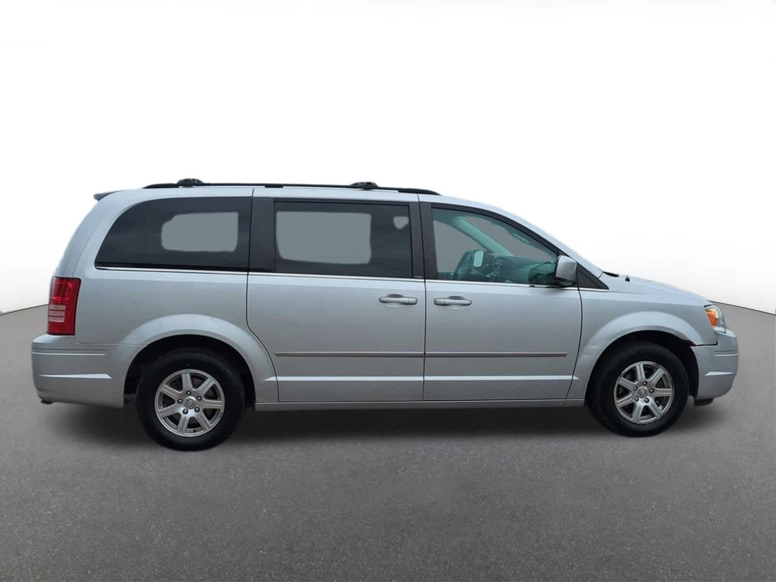 Thumbnail: 2009 Chrysler Town & Country - 7